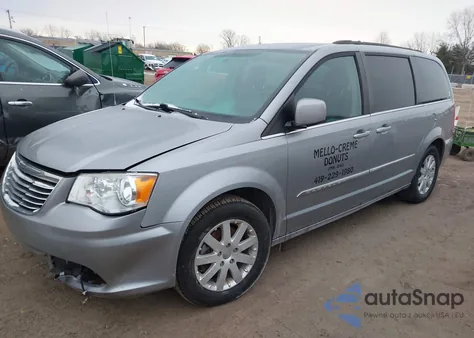 2015 Chrysler Town & Country Touring z USA, uszkodzony, nr VIN 2C4RC1BG5FR709102